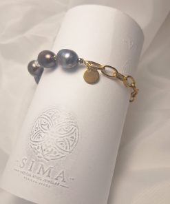Гривна от тъмни перли и златиста верижка